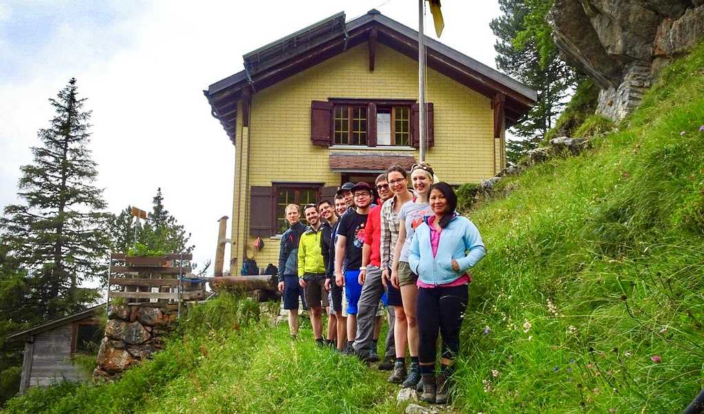 Gruppenfoto vor der SAC-Hütte