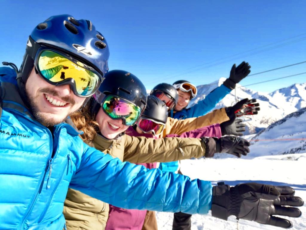 Gruppenfoto im Skigebiet Saas-Fee vor bezaubernder Aplenkulisse.